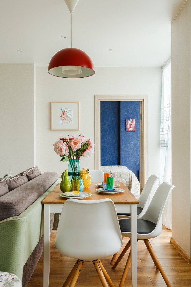 Свежая идея для дизайна: гостиная-столовая в скандинавском стиле с белыми стенами, паркетным полом среднего тона и коричневым полом - отличное фото интерьера