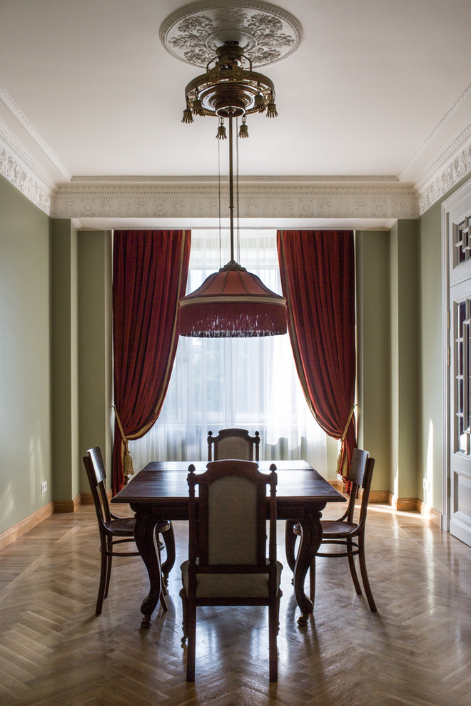Foto di una sala da pranzo classica con pareti verdi, pavimento in legno massello medio e pavimento beige