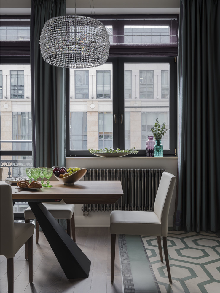 Idee per una sala da pranzo aperta verso il soggiorno contemporanea con pavimento multicolore