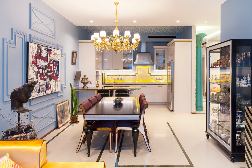 Пример оригинального дизайна: гостиная-столовая в стиле фьюжн с синими стенами