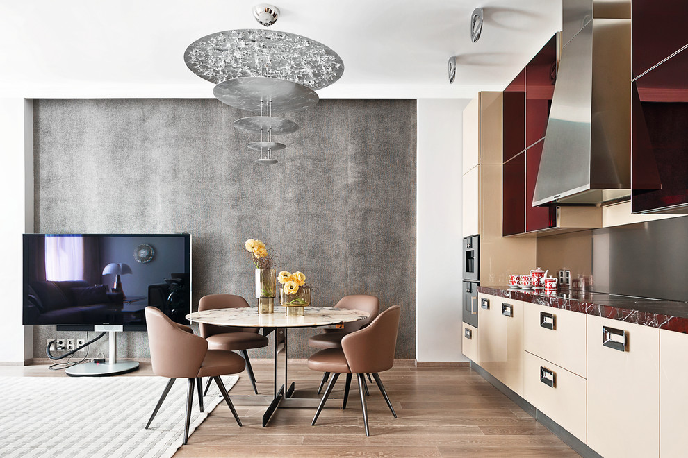 Стильный дизайн: гостиная-столовая в современном стиле с бежевым полом, серыми стенами и светлым паркетным полом - последний тренд
