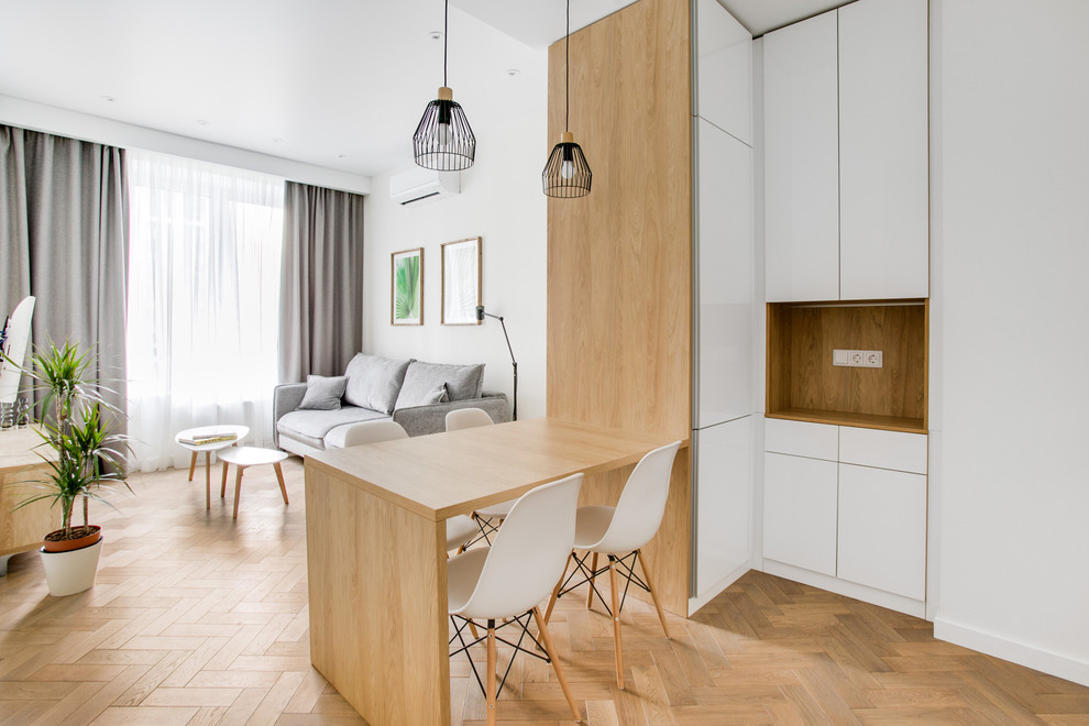 Offenes Modernes Esszimmer mit weißer Wandfarbe, hellem Holzboden und beigem Boden in Moskau