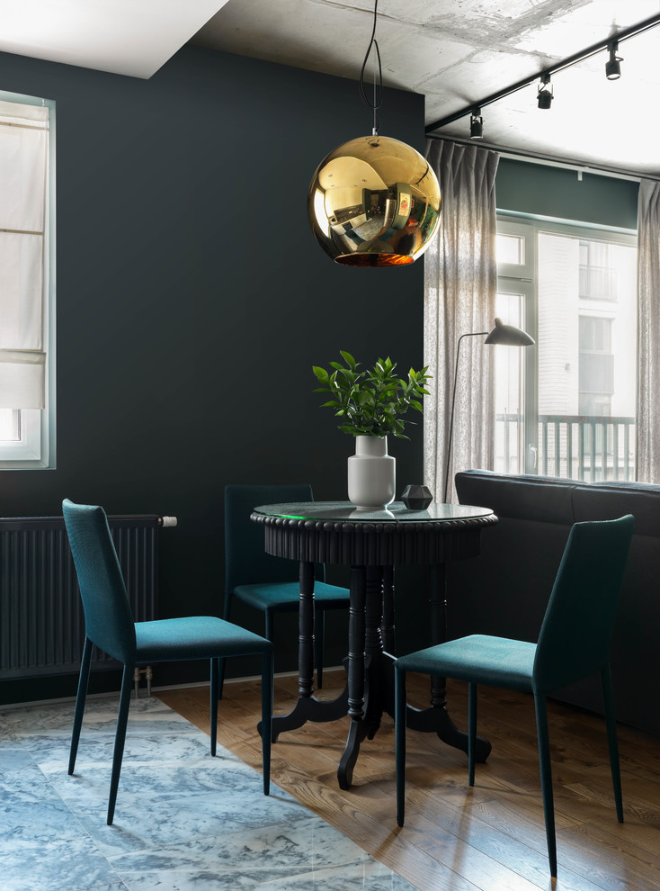 Inspiration pour une petite salle à manger ouverte sur la cuisine design avec un mur vert, un sol en marbre et éclairage.