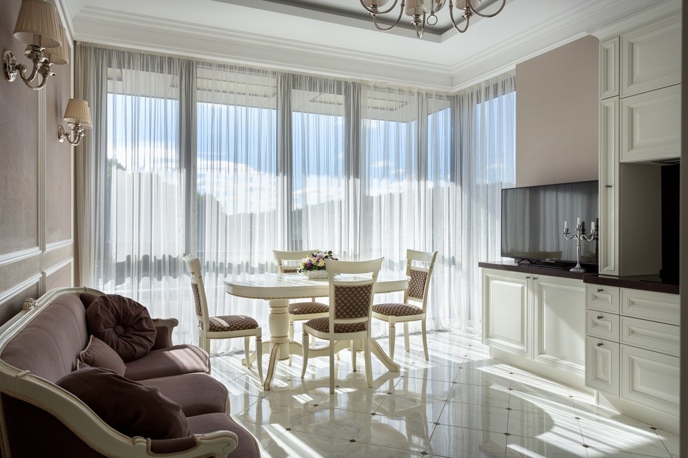 Inspiration pour une salle à manger ouverte sur le salon traditionnelle avec un mur beige et un sol blanc.