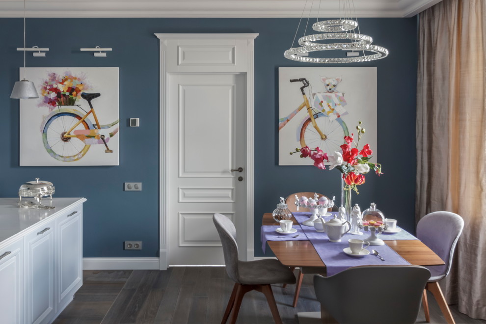 Imagen de comedor de cocina bohemio con paredes azules y suelo de baldosas de porcelana
