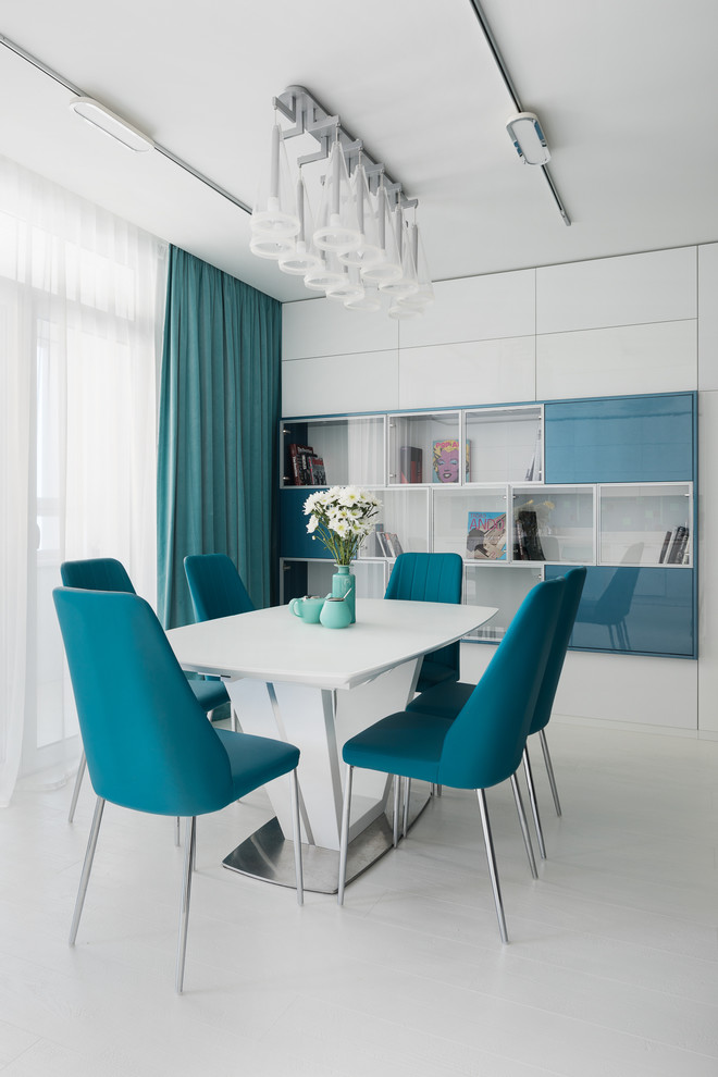 Стильный дизайн: гостиная-столовая в скандинавском стиле с белым полом - последний тренд