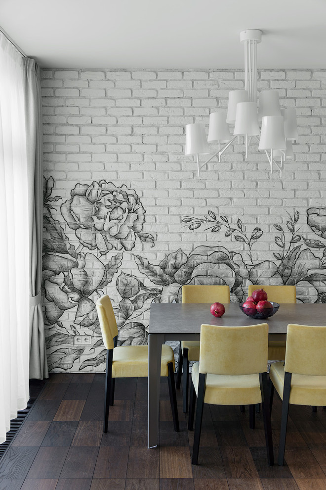Foto di una sala da pranzo design con pareti bianche, pavimento marrone e parquet scuro