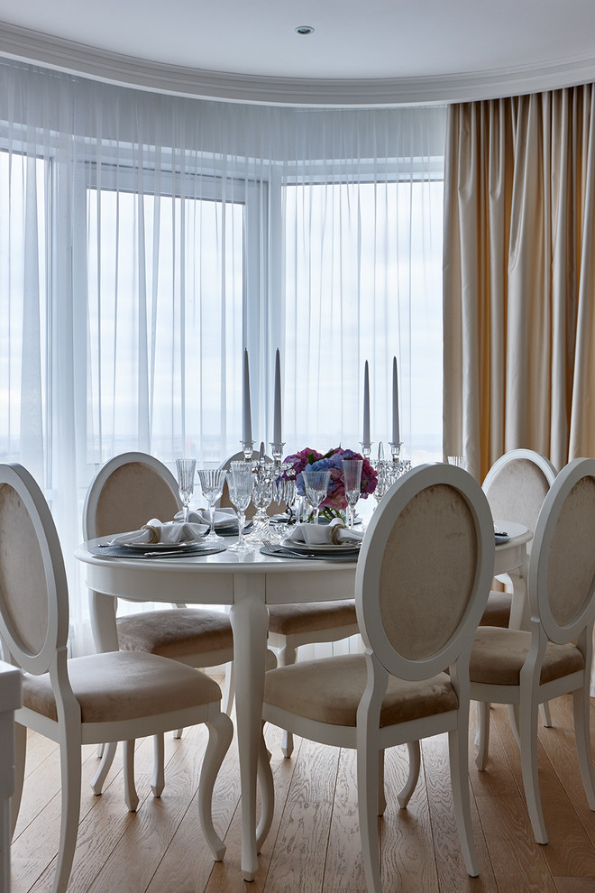 Esempio di una sala da pranzo aperta verso il soggiorno tradizionale con pareti beige e parquet chiaro