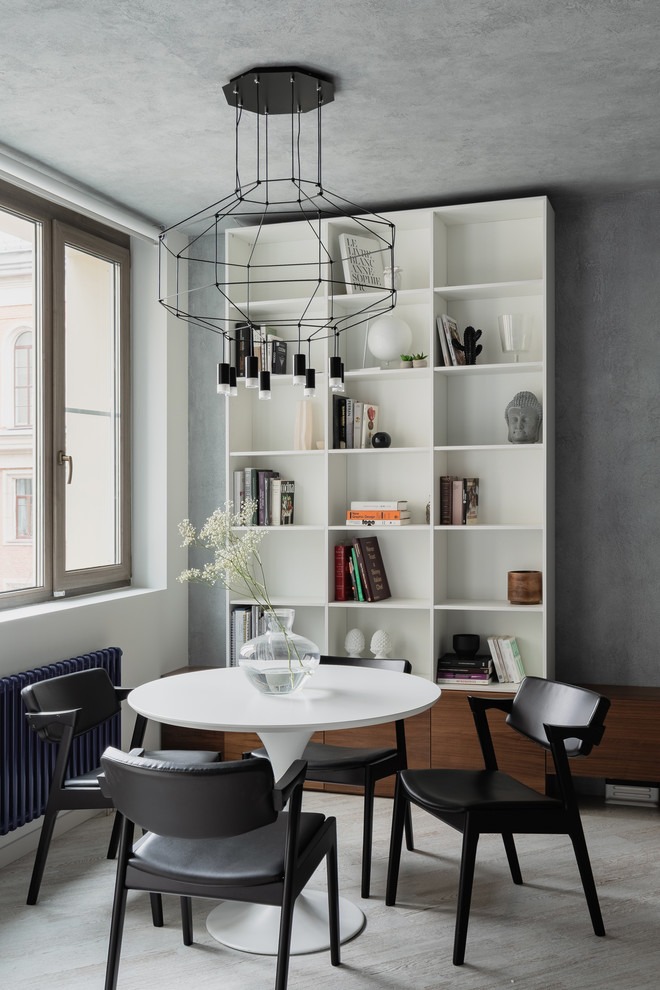 Источник вдохновения для домашнего уюта: гостиная-столовая в современном стиле с серыми стенами, светлым паркетным полом и серым полом