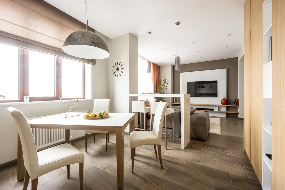 Свежая идея для дизайна: кухня-столовая среднего размера в современном стиле с белыми стенами, полом из керамогранита и коричневым полом - отличное фото интерьера