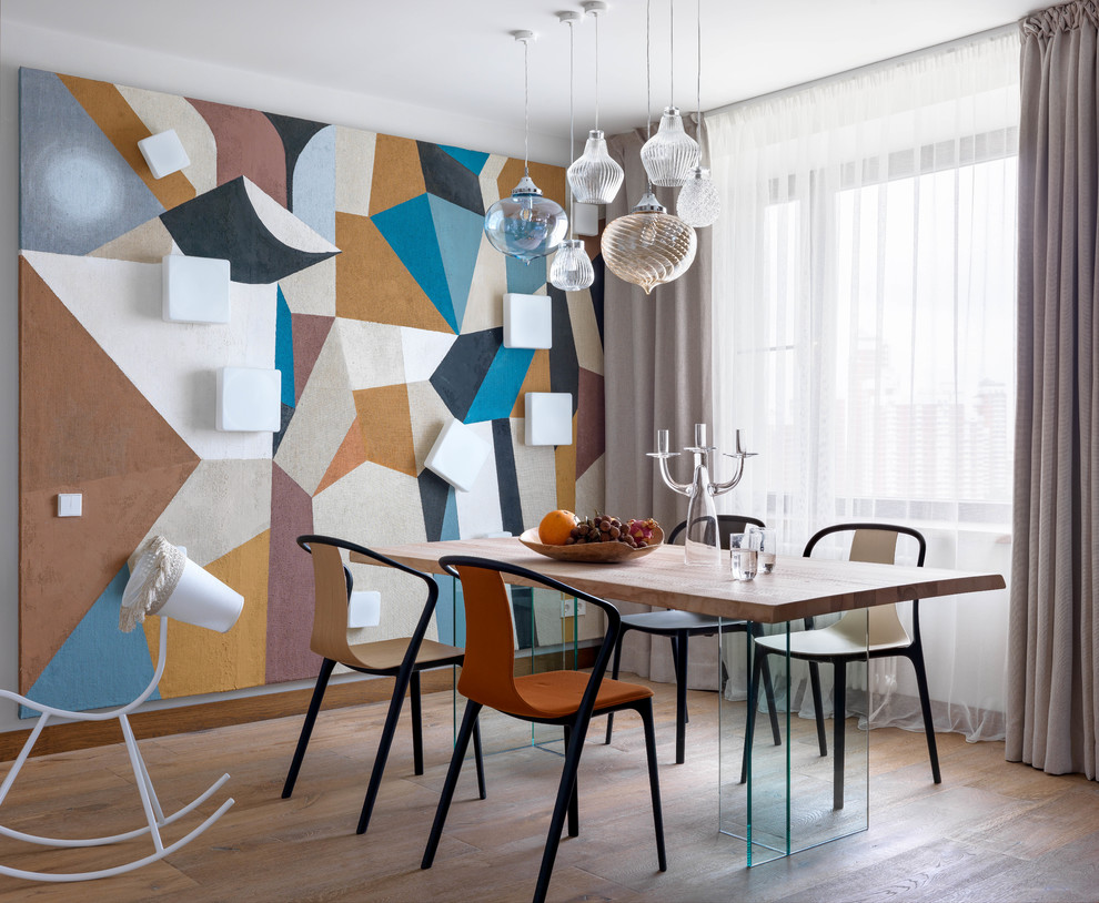 Immagine di una sala da pranzo contemporanea con pareti multicolore e pavimento in legno massello medio
