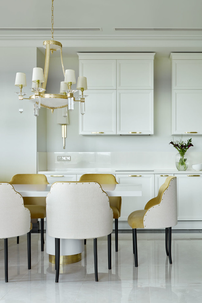 Свежая идея для дизайна: гостиная-столовая в стиле неоклассика (современная классика) с бежевыми стенами - отличное фото интерьера