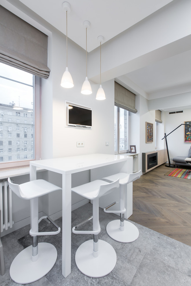 Идея дизайна: гостиная-столовая среднего размера в современном стиле с полом из керамогранита и белыми стенами