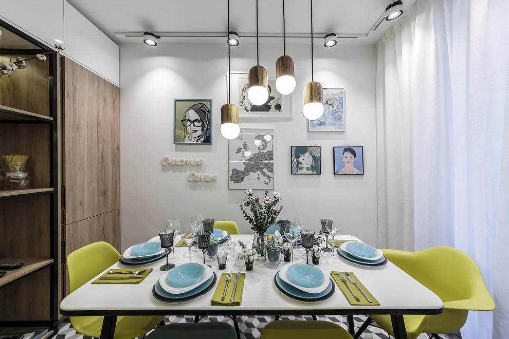 Immagine di una sala da pranzo aperta verso la cucina minimal con pareti bianche e pavimento multicolore