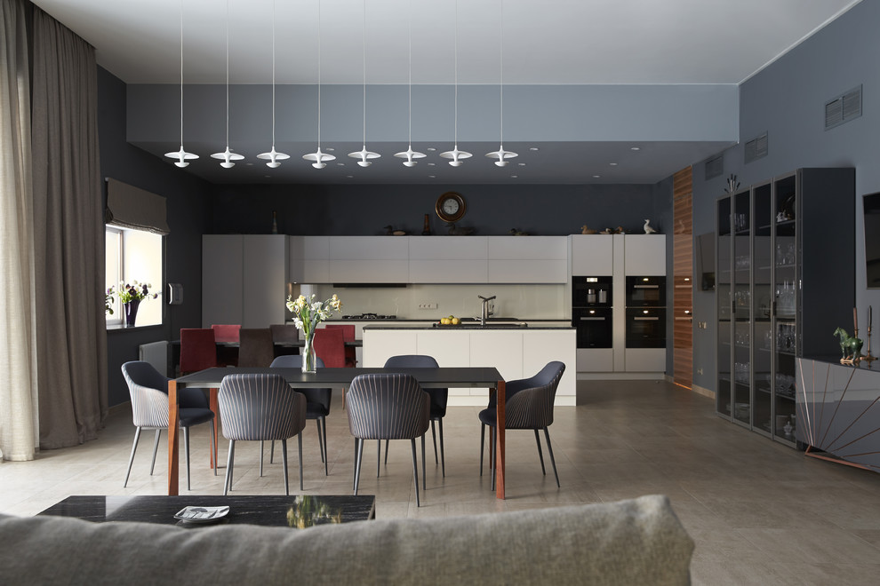 Idee per una sala da pranzo aperta verso il soggiorno minimal con pareti blu e pavimento grigio