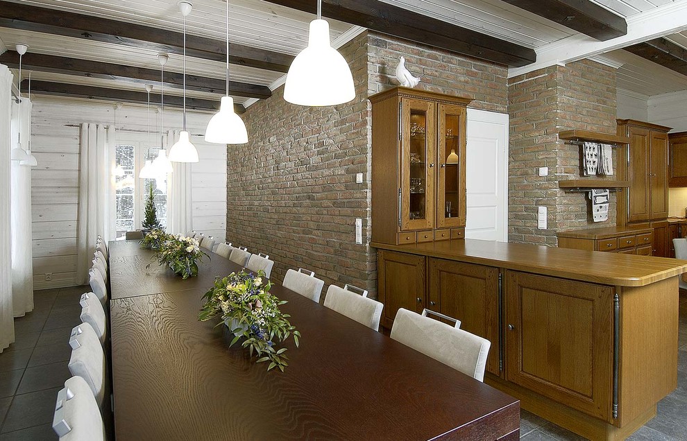 Идея дизайна: большая кухня-столовая в классическом стиле с белыми стенами, полом из керамической плитки, горизонтальным камином, фасадом камина из кирпича и серым полом