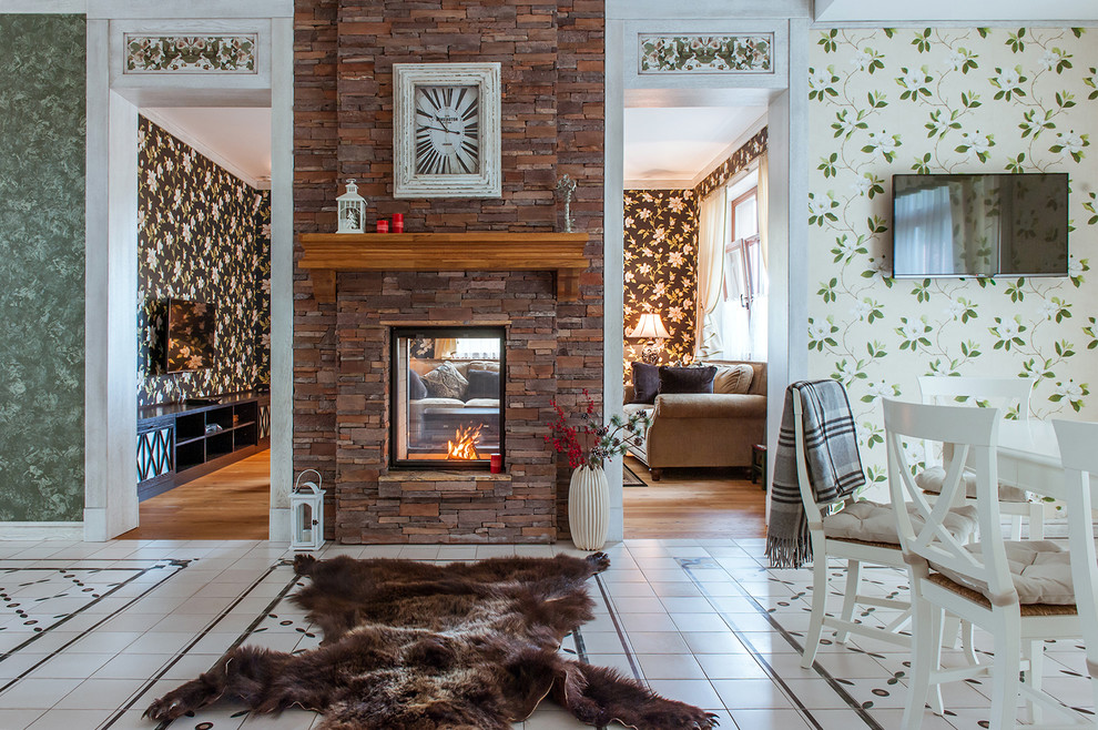 Landhaus Esszimmer mit braunem Holzboden, Tunnelkamin und Kaminumrandung aus Stein in Sankt Petersburg
