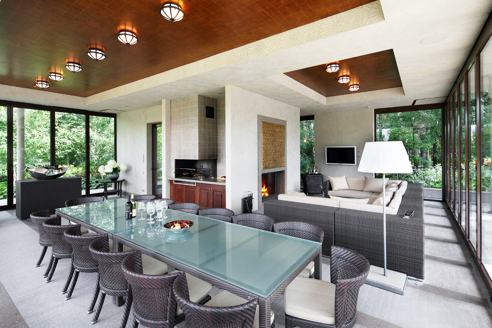 На фото: гостиная-столовая в современном стиле с белыми стенами, стандартным камином и фасадом камина из штукатурки