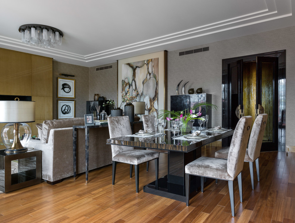 Источник вдохновения для домашнего уюта: гостиная-столовая в современном стиле с серыми стенами, паркетным полом среднего тона и коричневым полом