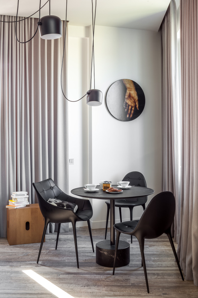 Источник вдохновения для домашнего уюта: гостиная-столовая среднего размера в современном стиле с белыми стенами, полом из керамогранита и серым полом