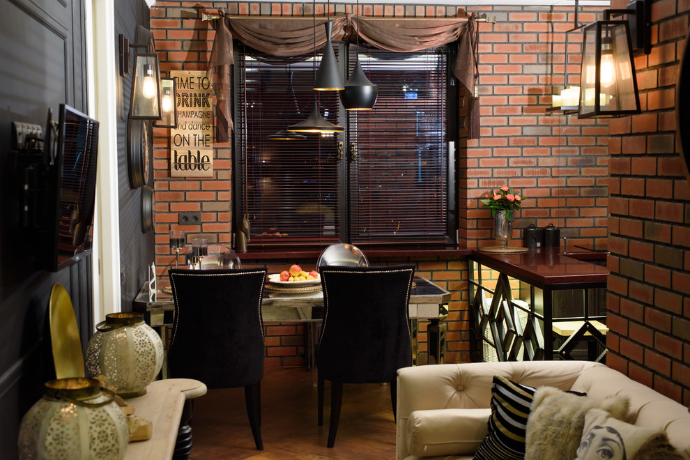 Свежая идея для дизайна: столовая в стиле лофт с коричневыми стенами - отличное фото интерьера