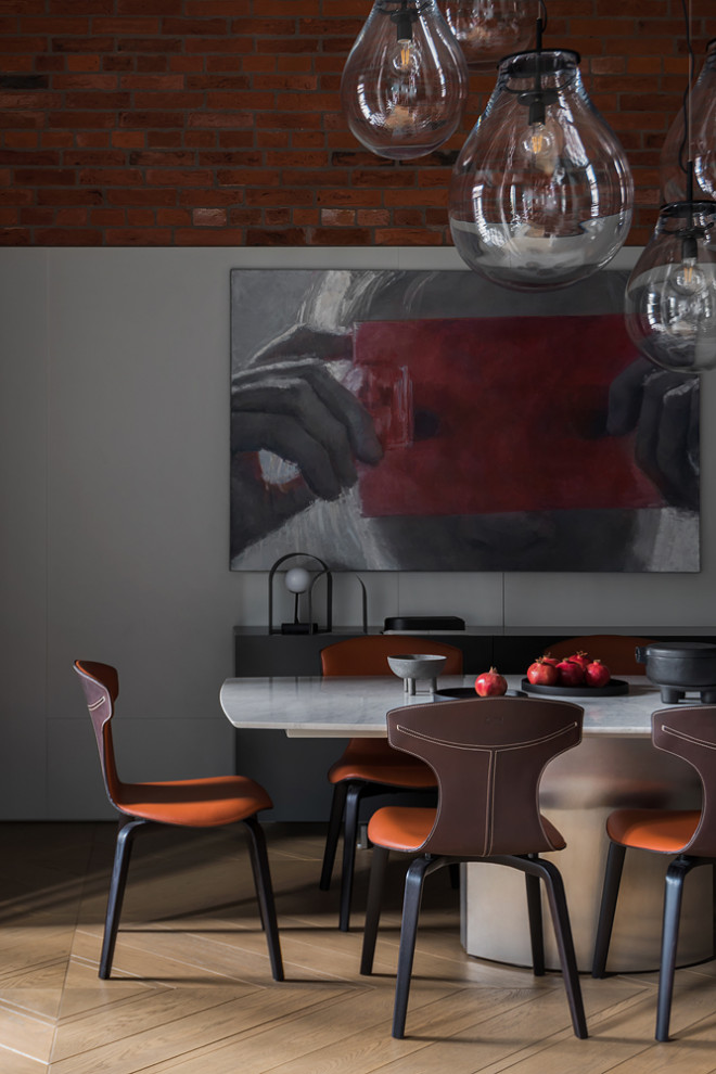 Idée de décoration pour une salle à manger ouverte sur le salon minimaliste de taille moyenne avec un mur rouge, un sol en bois brun, un sol beige et du lambris.