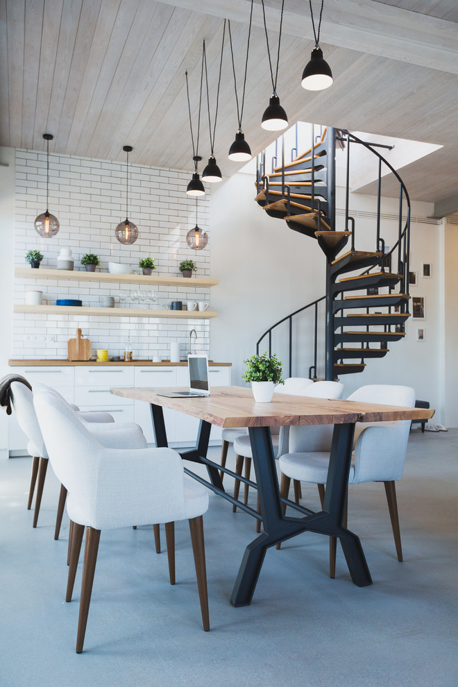 Идея дизайна: гостиная-столовая в стиле лофт с белыми стенами, бетонным полом и серым полом
