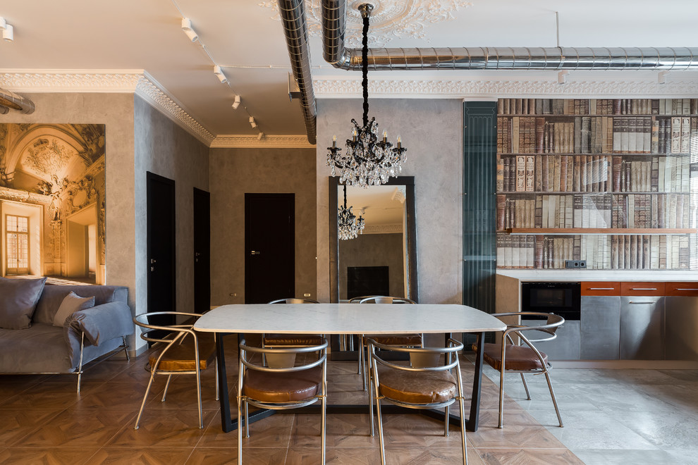 Стильный дизайн: гостиная-столовая в стиле лофт с серыми стенами, паркетным полом среднего тона и коричневым полом - последний тренд
