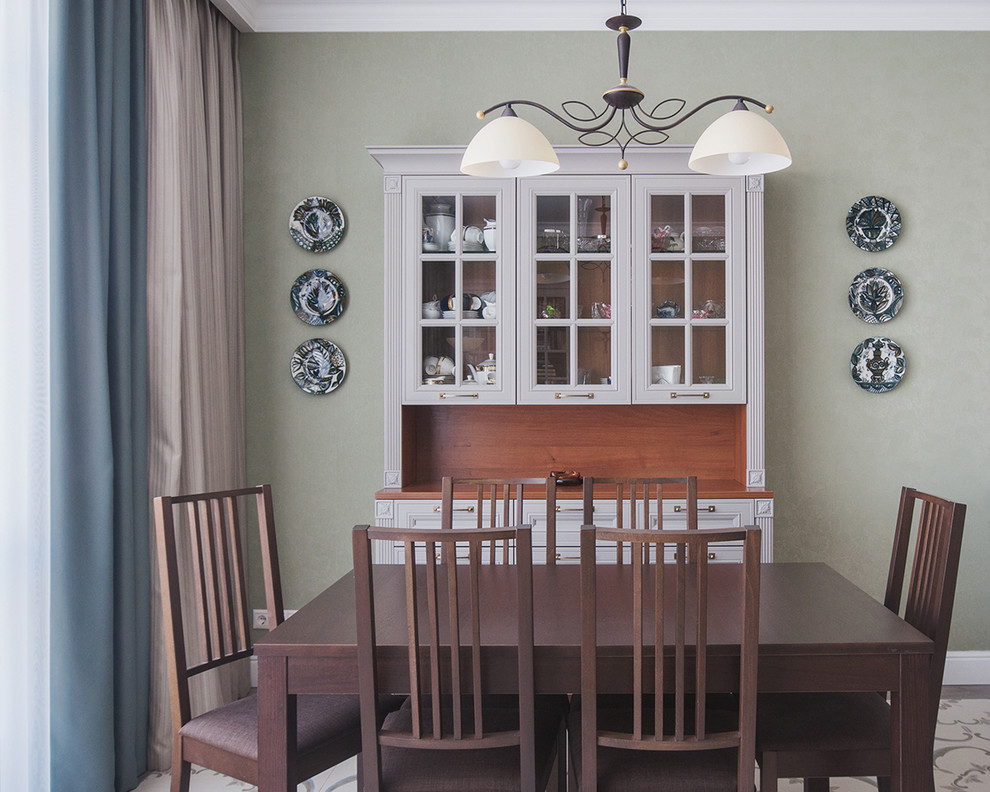 Источник вдохновения для домашнего уюта: кухня-столовая среднего размера в классическом стиле с серыми стенами
