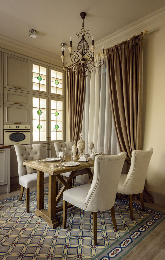 Foto di una sala da pranzo aperta verso la cucina classica con pareti beige e pavimento multicolore