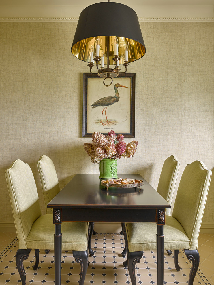 Inspiration pour une salle à manger traditionnelle de taille moyenne avec un mur beige et un sol en carrelage de céramique.