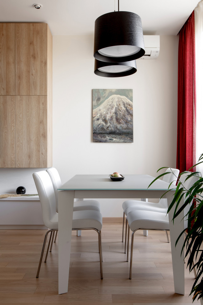 Foto de comedor actual de tamaño medio abierto con paredes beige y suelo de madera en tonos medios