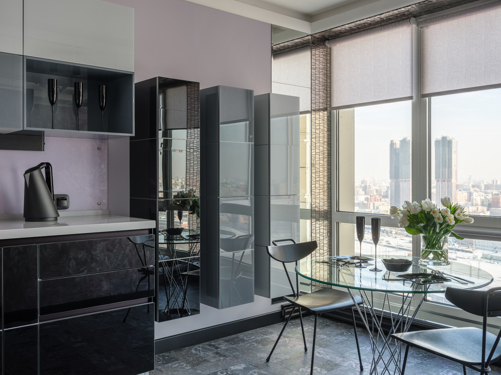 Стильный дизайн: кухня-столовая в современном стиле с серым полом и фиолетовыми стенами - последний тренд