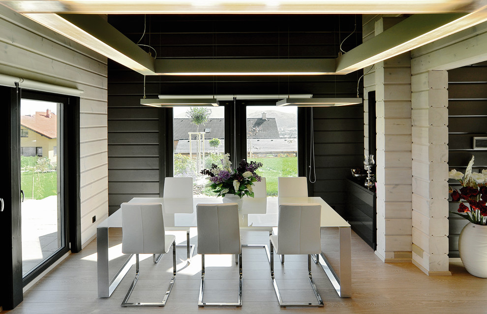 Источник вдохновения для домашнего уюта: столовая в современном стиле с черными стенами и светлым паркетным полом