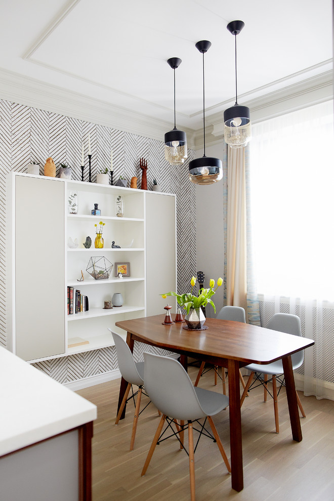Стильный дизайн: кухня-столовая в современном стиле с серыми стенами, светлым паркетным полом и бежевым полом - последний тренд