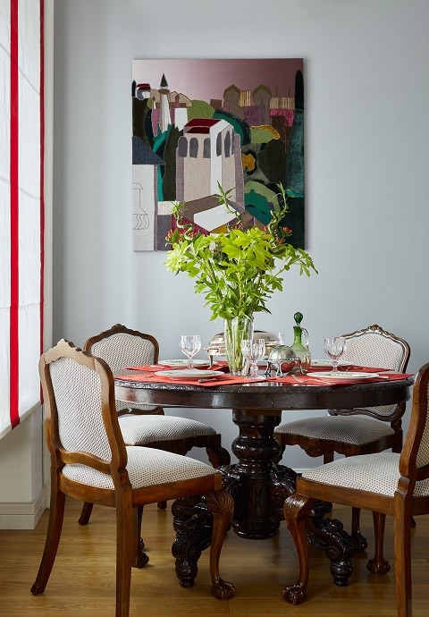 Immagine di una sala da pranzo aperta verso la cucina classica di medie dimensioni con pareti grigie