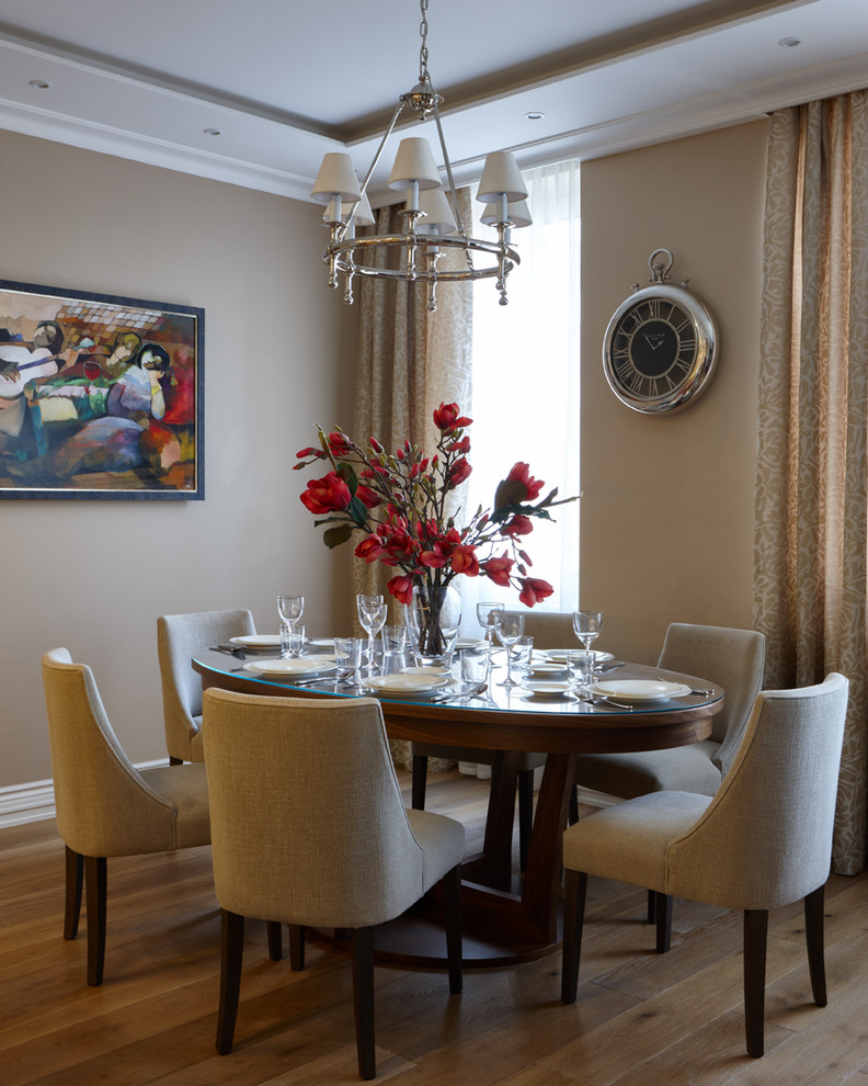 Réalisation d'une grande salle à manger ouverte sur le salon tradition avec un mur beige et un sol en bois brun.