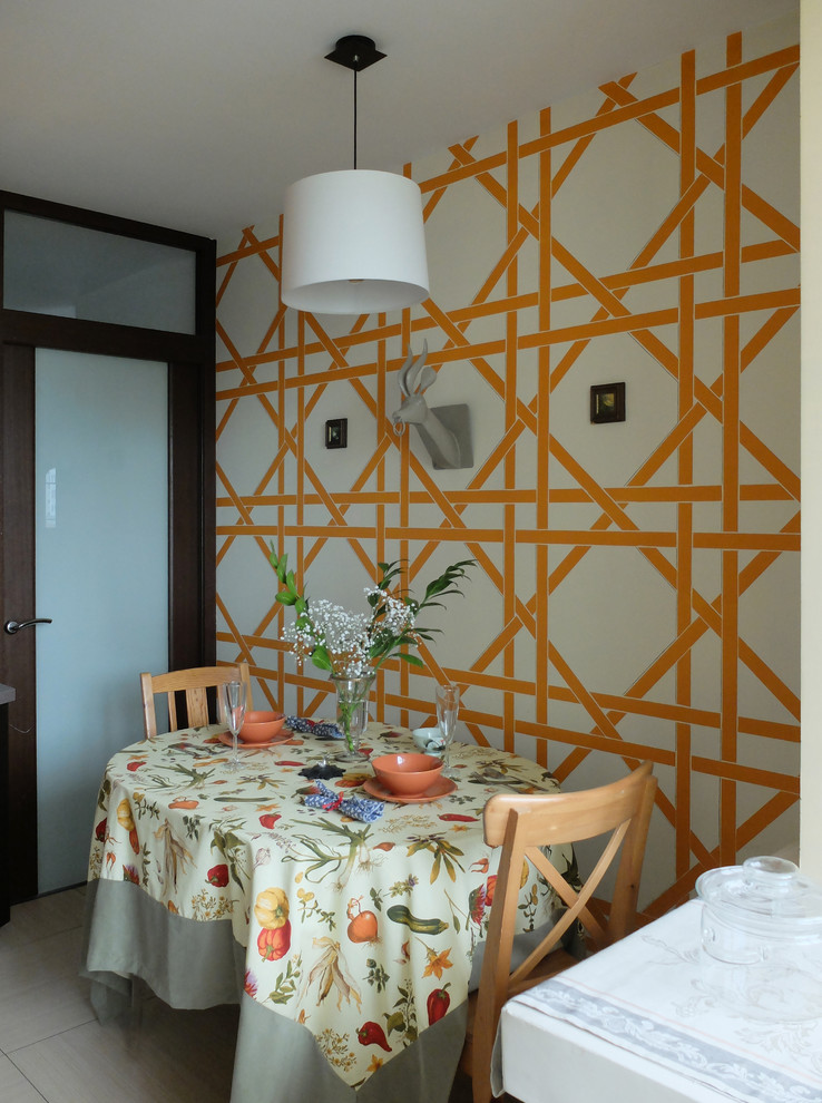 Idéer för små funkis kök med matplatser, med flerfärgade väggar