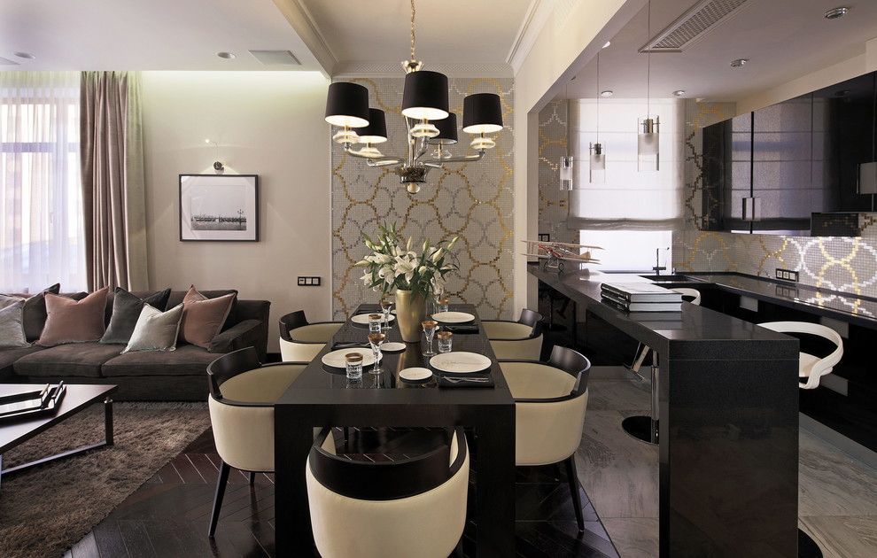 Пример оригинального дизайна: гостиная-столовая среднего размера в стиле неоклассика (современная классика) с бежевыми стенами, темным паркетным полом и черным полом