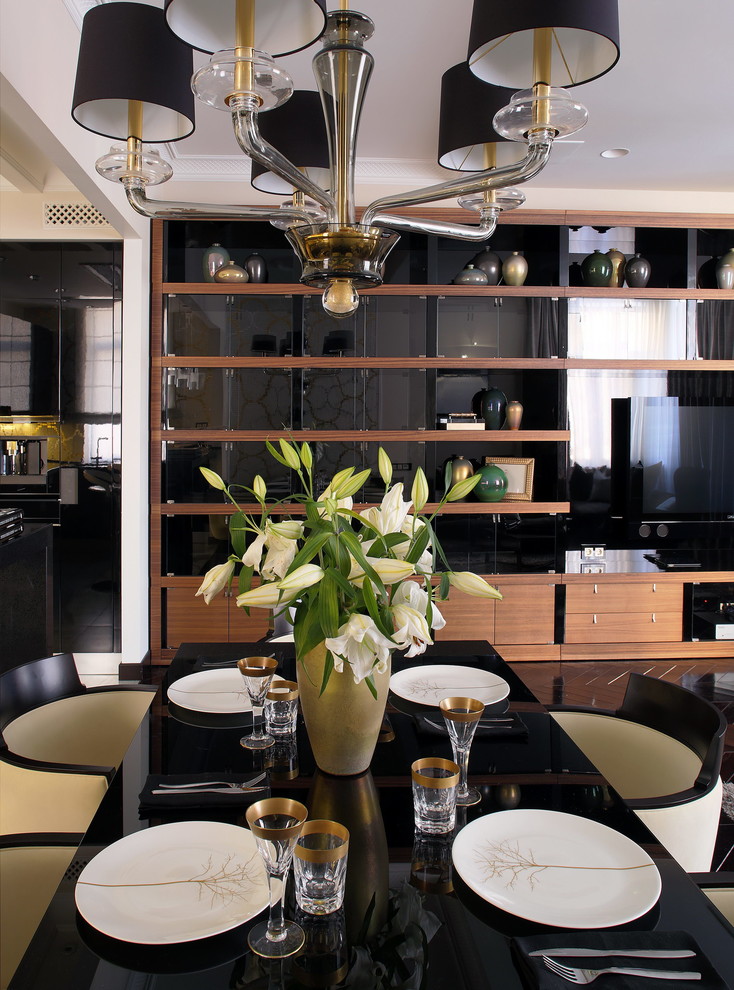 Идея дизайна: гостиная-столовая среднего размера в стиле неоклассика (современная классика) с бежевыми стенами, темным паркетным полом и черным полом
