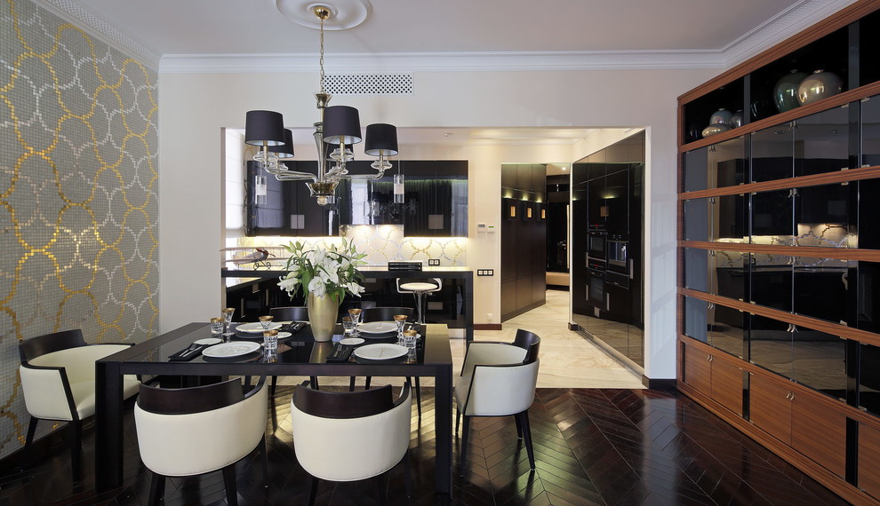Стильный дизайн: гостиная-столовая среднего размера в стиле неоклассика (современная классика) с бежевыми стенами, темным паркетным полом и черным полом - последний тренд