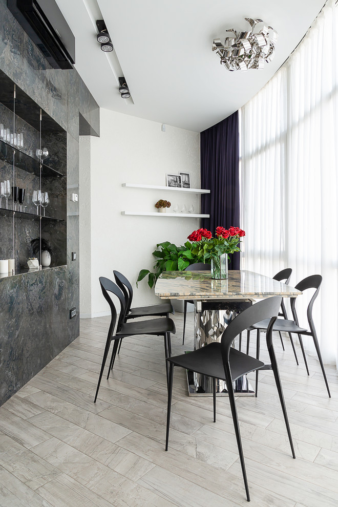 Идея дизайна: столовая в современном стиле с белыми стенами и серым полом