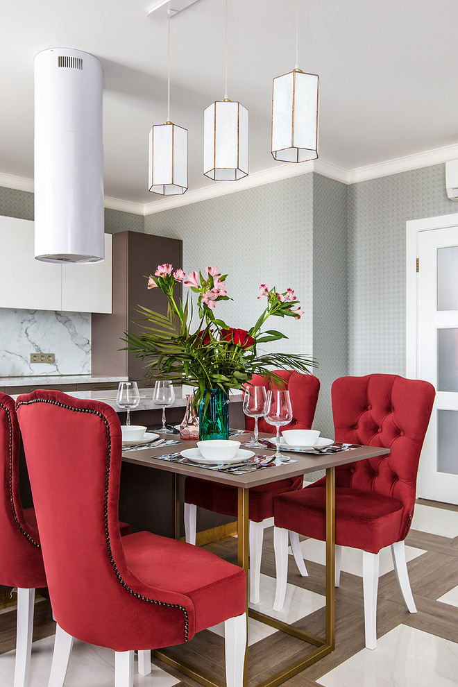 Источник вдохновения для домашнего уюта: гостиная-столовая среднего размера в современном стиле с серыми стенами и разноцветным полом