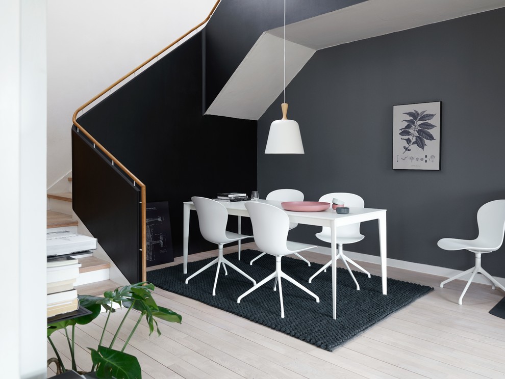 Идея дизайна: столовая в скандинавском стиле с серыми стенами и светлым паркетным полом