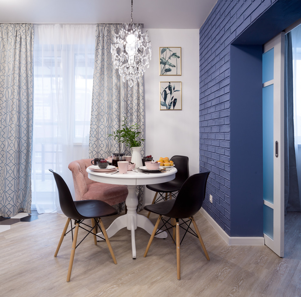 Стильный дизайн: маленькая кухня-столовая в стиле неоклассика (современная классика) с синими стенами, полом из винила и бежевым полом для на участке и в саду - последний тренд