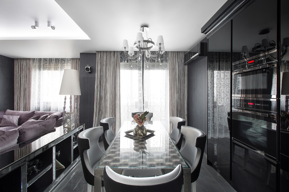 На фото: гостиная-столовая в классическом стиле с черными стенами