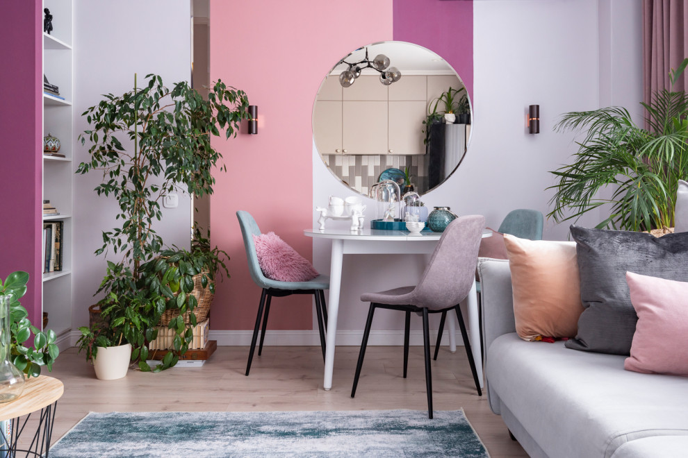 Свежая идея для дизайна: столовая в современном стиле с розовыми стенами, светлым паркетным полом и бежевым полом - отличное фото интерьера