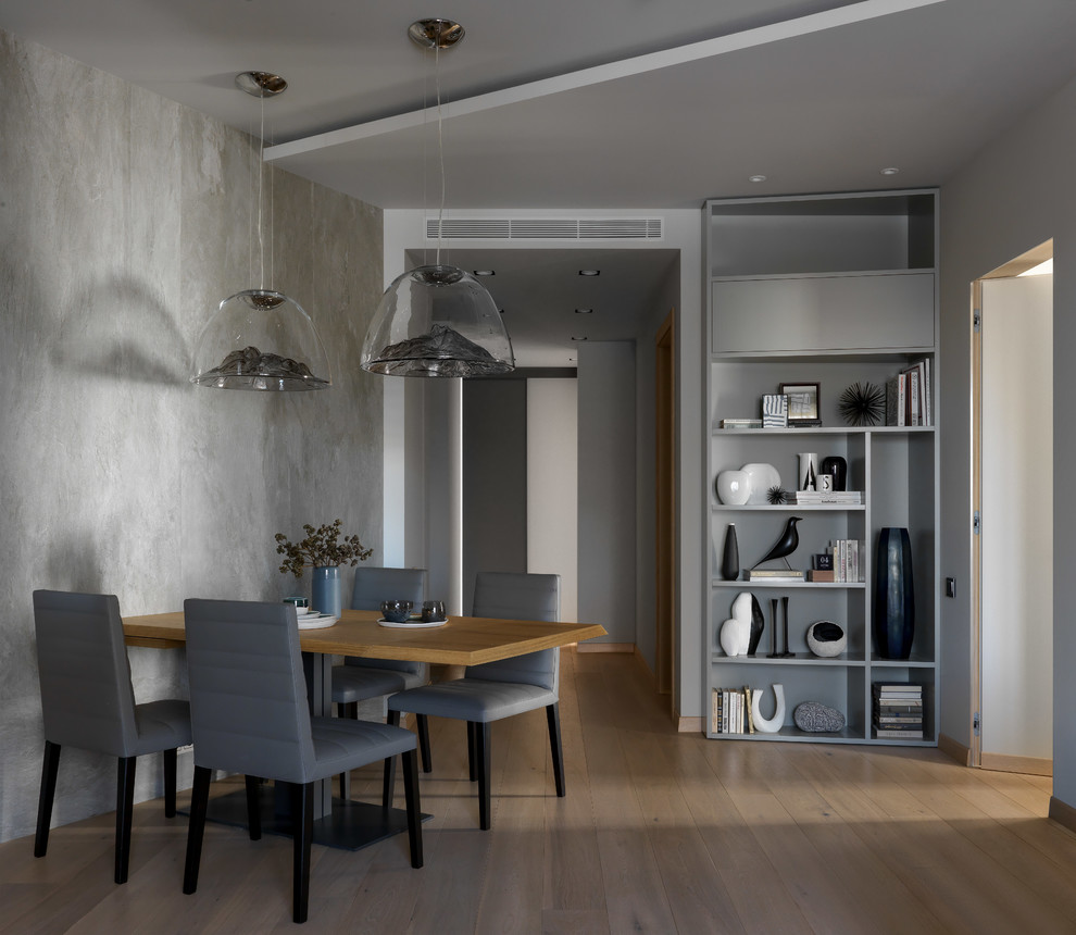 Imagen de comedor escandinavo grande abierto con paredes grises, suelo de madera clara y suelo beige