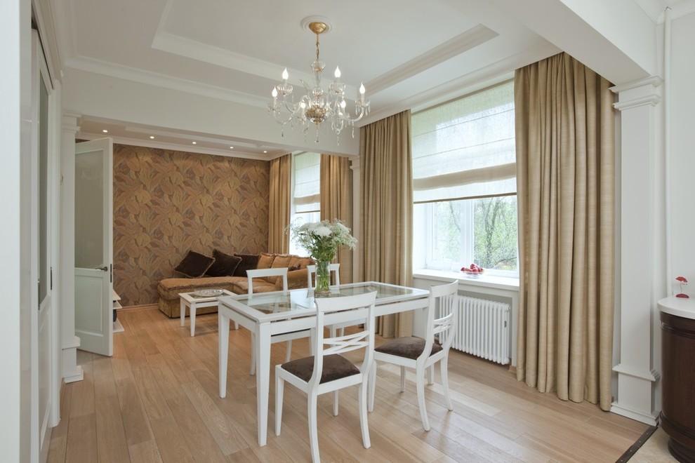 Aménagement d'une petite salle à manger ouverte sur la cuisine classique avec parquet clair et un mur beige.