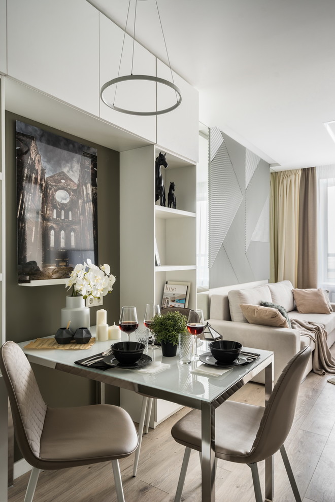 Идея дизайна: гостиная-столовая в современном стиле с белыми стенами, паркетным полом среднего тона и коричневым полом
